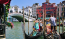 Gondolas sur le Grand Canal près du pont Rialto