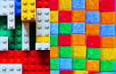 Disposition des briques en plastique multicolores