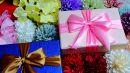 Boîtes cadeaux et fleurs artificielles