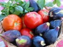 Tomates, figues, oignons et basilic